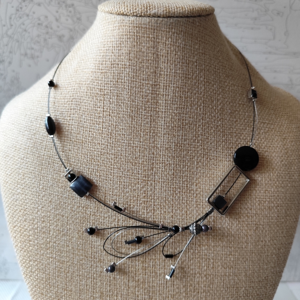 3/$25💙Black and Silver Beaded Wire Necklace